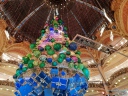 Toujours aussi spectaculaire le sapin des Galeries Lafayette, et avec une petite passerelle en verre pour cette année.
